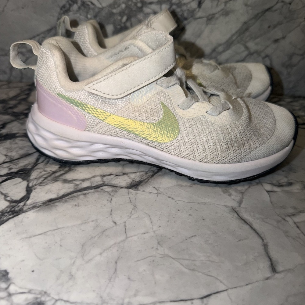 Nike Revolution 6 SE Kids 10.5C Preschool White Pink